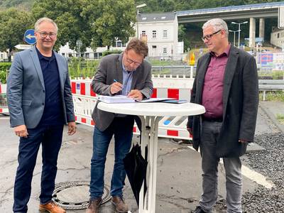 Bürgermeister Lutz Wagner unterzeichnet die Eisenbahnkreuzungsvereinbarung.
