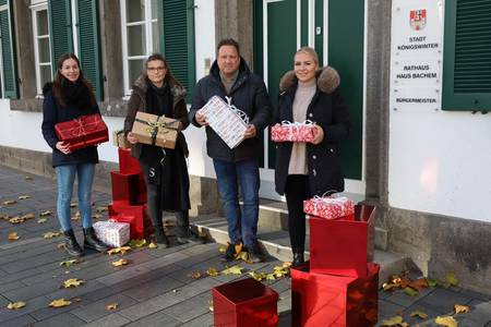 Alle Jahre wieder: Bürgermeister Lutz Wagner (Mitte rechts), die Auszubildenden der Stadtverwaltung und die Projektleiterin Sarah Thomas (Mitte links) freuen sich über den Start der Wunschbaumaktion 2022.