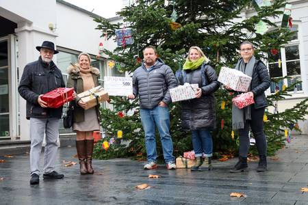 v.l.n.re.: Manfred Lehn, Dezernentin Heike Jüngling, Bruno Gola, Geschäftsbereichsleiterin Soziales und Generationen Yvonne Gozdzik, Projektleiterin Sarah Thomas.
