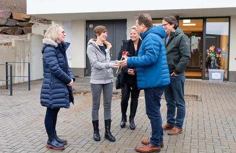 Bürgermeister Lutz Wagner übergibt den symbolischen Schlüssel an die Kita-Leiterin Astrid Bomm