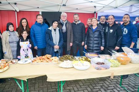 Landrat Sebastian Schuster (6.v.li.) und Bürgermeister Lutz Wagner (4.v.li.) mit Mitgliedern des TuS und der türkisch-stämmigen Gemeinde