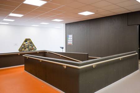 Barrierefreie Rampe im Foyer des MOSAIK