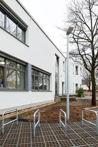 Es gibt 48 Fahrradstellplätze vor dem Gebäude
