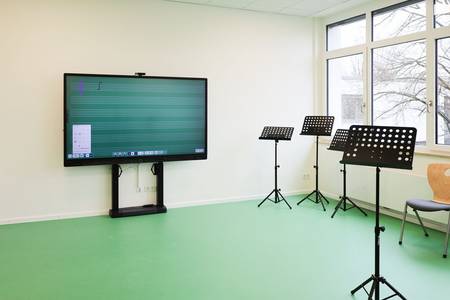 Digitales Panel in einem Raum der Musikschule