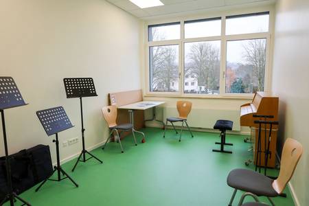 Musikschule: Raum mit Instrumenten