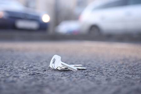 Verlorener Schlüssel auf dem Straßenboden