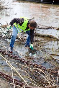 Die Plastikflasche wird nun nicht mehr den Rhein verschmutzen und landet in einem der mitgebrachten Müllsäcke.