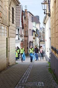 Die Gässchen in der Altstadt werden vom herumliegenden Müll befreit.