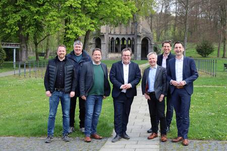 Die Siebengebirgsbürgermeister Lutz Wagner (Königswinter) und Otto Neuhoff (Bad Honnef) zusammen mit Minister Oliver Krischer und Vertretern der Politik