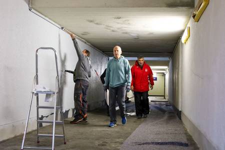 Altstadtmanager Ulrich Keinath (mi.) zusammen mit dem Bürgermeister und Helfern bei der Verschönerung der Bahnunterführung