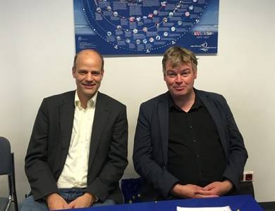 Moderator Jochen Leyhe (li.) und Politikwissenschaftler Siebo Janssen