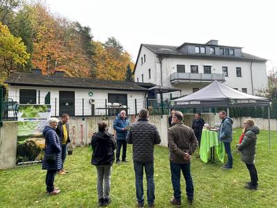 Heckenpflanzung am Imbusch Haus mit Landrat Schuster und Bürgermeister Wagner