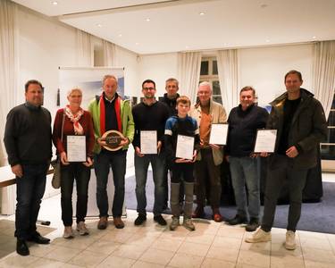 Bürgermeister Lutz Wagner (li.) zeichnet die erfolgreichsten Teams und Teilnehmenden beim Stadtradeln 2023 aus.