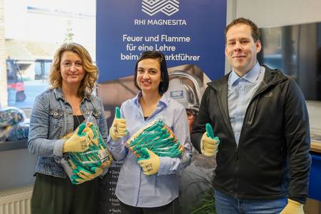 Heike Rex (li.), Organisatorin des Frühjahrsputzes und Mitarbeiterin der Stabsstelle Bürgerbeteiligung nahm ca. 200 Paar Handschuhe von Nadine Kalla (Assistentin der Werkleitung, Mitte) und Christoph Klein (Produktionsleiter, re.) entgegen