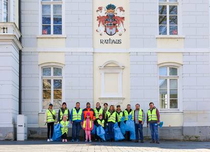 Das Verwaltungsteam und Freiwillige sammelten zum Start der Aktion in der Altstadt von Königswinter Müll ein