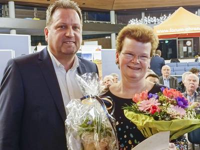 Bürgermeister Lutz Wagner und eine der Preisträgerinnen Anja Krall