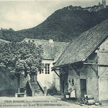 Schwarz-Weiß-Aufnahme mit Bewohnerin des Hofs