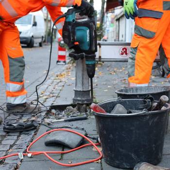 Die alten Fahrradständer werden entfernt und durch neue ersetzt