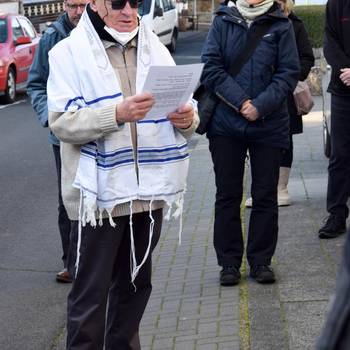 Eli Harnik spricht das Totengebet für die Verstorbenen.