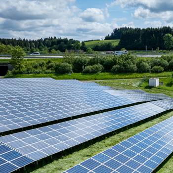 Agri-PV-Anlage neben einer Autobahn