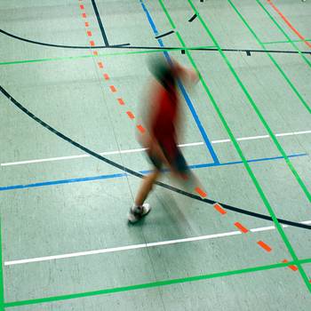 Sportler in Sporthalle