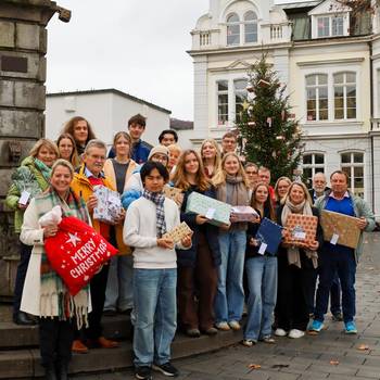 Die Stadt Königswinter bedankt sich bei den großzügigen Spenderinnen und Spendern © Stadt Königswinter/Pressestelle Gruppenbild am Rathausplatz mit den Spender:innen für die Wunschbaumaktion