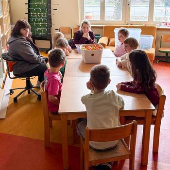 Bürgermeisterin Heike Jüngling zu Besuch in der Kita Merlin © Stadt Königswinter/Pressestelle Die Bürgermeisterin unterhält sich mit den Kita-Kindern