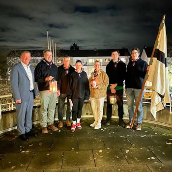 Bürgermeisterin Heike Jüngling und Erster Beigeordneter Torsten Funken nehmen das Friedenslicht für die Verwaltung entgegen