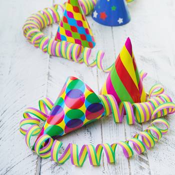 Karneval 2025 © drubig-photo - stock.adobe.com Luftschlangen und Hüte als Karnevalsdekoration