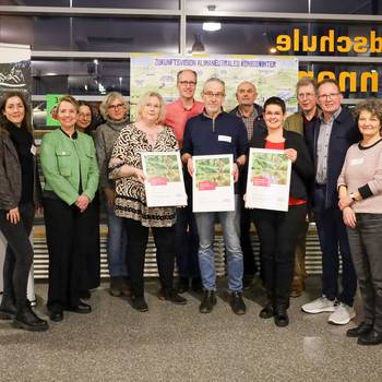 Bürgermeisterin Heike Jüngling (3.v.li.), Projektleiterin Klimaschutzmaßnamen Melina Dülberg (2. v. li.) und Technischer Beigeordneter Fabiano Pinto (li.) freuen sich über das herausragende Engagement der Preisträgerinnen und Preisträger in Sachen Klimaschutz. © Stadt Königswinter/Pressestelle Die Preisträgerinnen und Preisträger zusammen mit Vertretern der Stadtverwaltung und westenergie