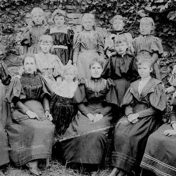 „Witwen, Hausmädchen und höhere Töchter“ © Heimatverein Siebengebirge e. V. toechter ausschnitt