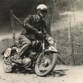 Hans Müller bei der Westdeutschen Zuverlässigkeitsfahrt 1953 im Siebengebirge © Foto: Hermann Reil Foto: Hans Müller bei der Westdeutschen Zuverlässigkeitsfahrt 1953 im Siebengebirge