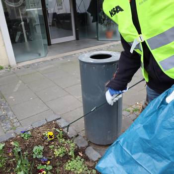 Auch rund um Mülleimer liegen viele Zigaretten