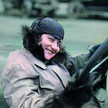 Unbekannte Dame am Steuer eines Autos