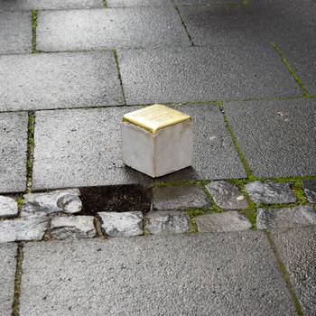 Ein einzelner Stolperstein vor der vorbereiteten Verlegestelle