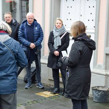 Die Teilnehmenden der Stolpersteinverlegung gedenken der Opfer
