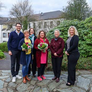 Gruppenbild: Die beiden Schulleiterinnen und Vertreter:innen der Stadt