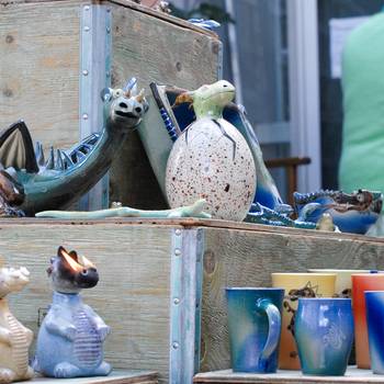 Ein Stand mit Töpfereien am Kunsthandwerkermarkt