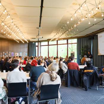 Ein vollbesetzter Saal