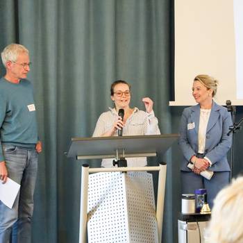 Zwei Vertreter:innen der Hannah-Stiftung gegen sexuelle Gewalt skizzieren ein geplantes theaterpädagogisches Pilotprojekt