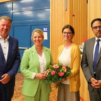 Die neu gewählte Beigeordnete Nadja Johnen (2.v. re) vervollständigt den Verwaltungsvorstand der Stadt Königswinter. © Stadt Königswinter/Pressestelle Die neu gewählte Beigeordnete Nadja Johnen (2.v. re) vervollständigt den Verwaltungsvorstand der Stadt Königswinter.