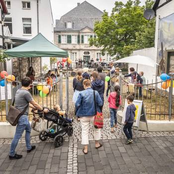 Das Museumsfest in Königswinter-Altstadt © Helmut Reinelt Blick auf den Eingang mit Gästen des fests