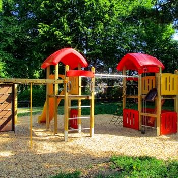 Das neue Spielgerät auf dem Spielplatz in Boseroth © Stadt Königswinter Das neue Spielgerät mit Rutsche und Klettermöglichkeiten