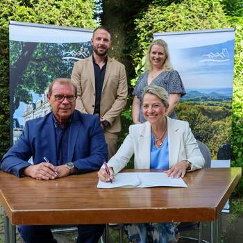 Vertreter der PROVA Unternehmensberatung GmbH zusammen mit Bürgermeisterin Heike Jüngling und Geschäftsbereichsleiterin Schule und Sport Helga Büchner
