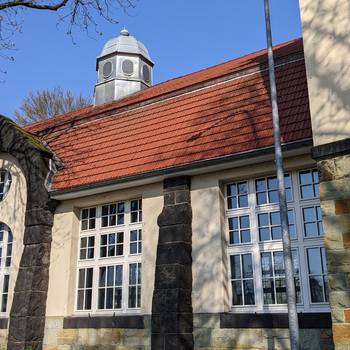 Gebäude: Turnhalle "Am Palastweiher" © Stadt Königswinter/Pressestelle Fensterfront der Turnhalle