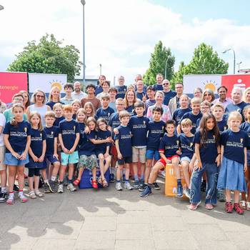Für ihr Engagement im Energie- und Klimaschutzprogramm „Schlau Unterwegs“ wurden die Energieteams der neun Königswinterer Schulen durch die Stadt Königswinter ausgezeichnet. © Stadt Königswinter/Pressestelle Die Schülerinnen und Schüler und weitere Akteure von "Schlau unterwegs"