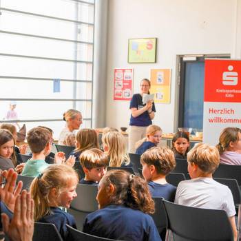 Caroline Hartmann, Projetkoordinatorin von Schlau unterwegs, berichtet von den Projekten © Stadt Königswinter/Pressestelle Caroline Hartmann, Projetkoordinatorin von Schlau unterwegs, berichtet von den Projekten