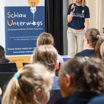 Janike Klement, Projetkoordinatorin von Schlau unterwegs © Stadt Königswinter/Pressestelle Janike Klement spricht vor Publikum