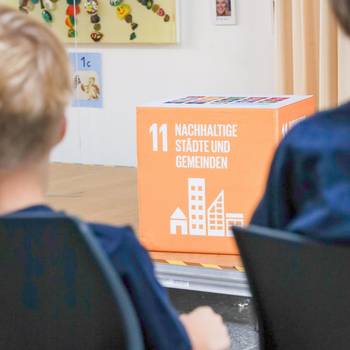 Schlau unterwegs © Stadt Königswinter/Pressestelle Ein Würfel mit dem Aufdruck "11 nachhaltige Städte und Gemeinden"
