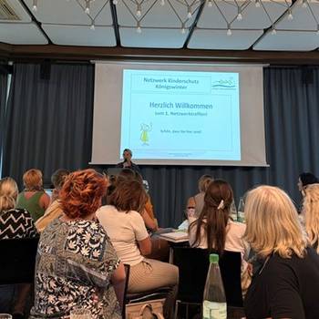 Bürgermeisterin Heike Jüngling spricht beim 1. Netzwerktreffen Kinderschutz © Stadt Königswinter Bürgermeisterin Heike Jüngling spricht beim 1. Netzwerktreffen Kinderschutz
